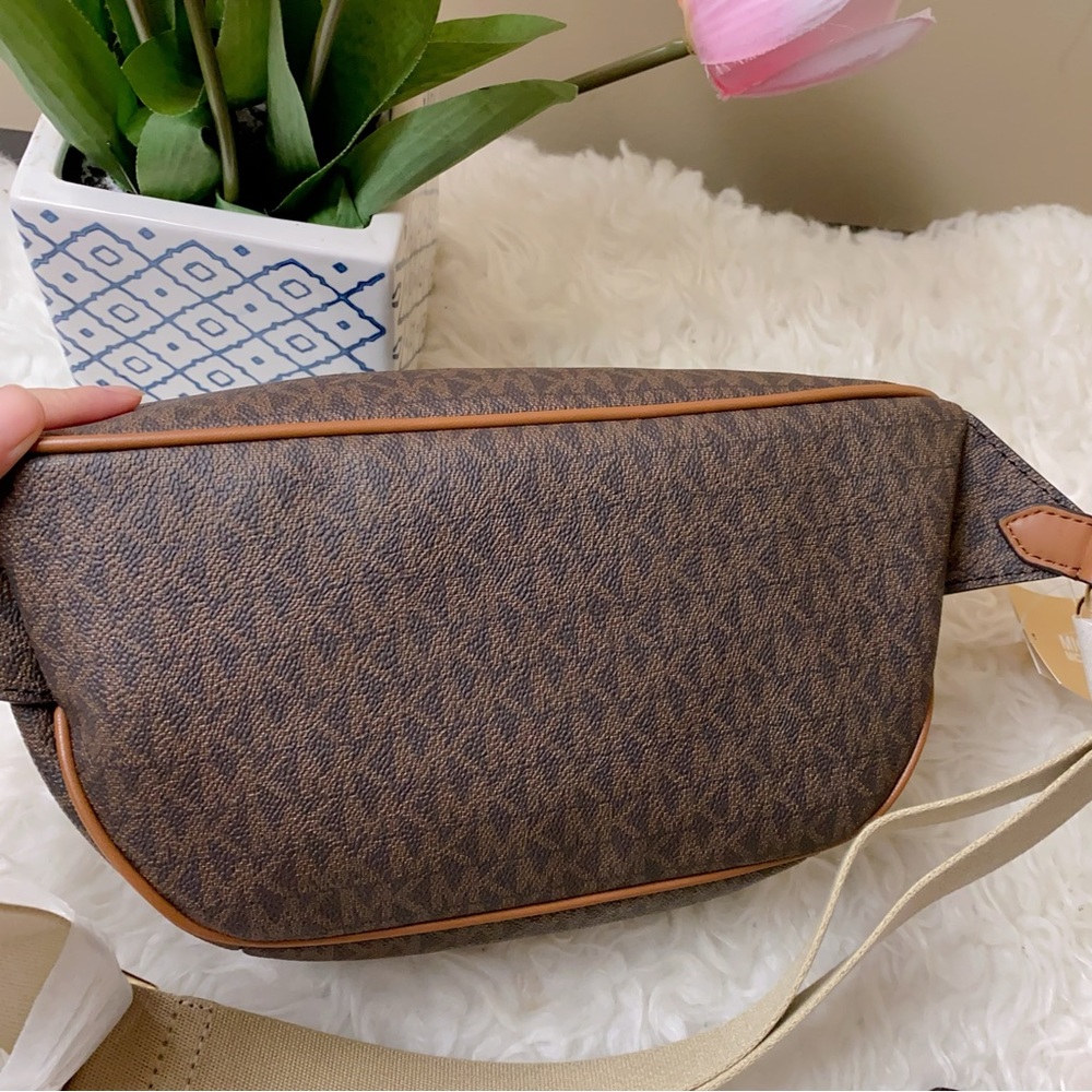 Michael Kors Maisie Large Logo 2-in-1 Sling Pack - Picture 9 of 14